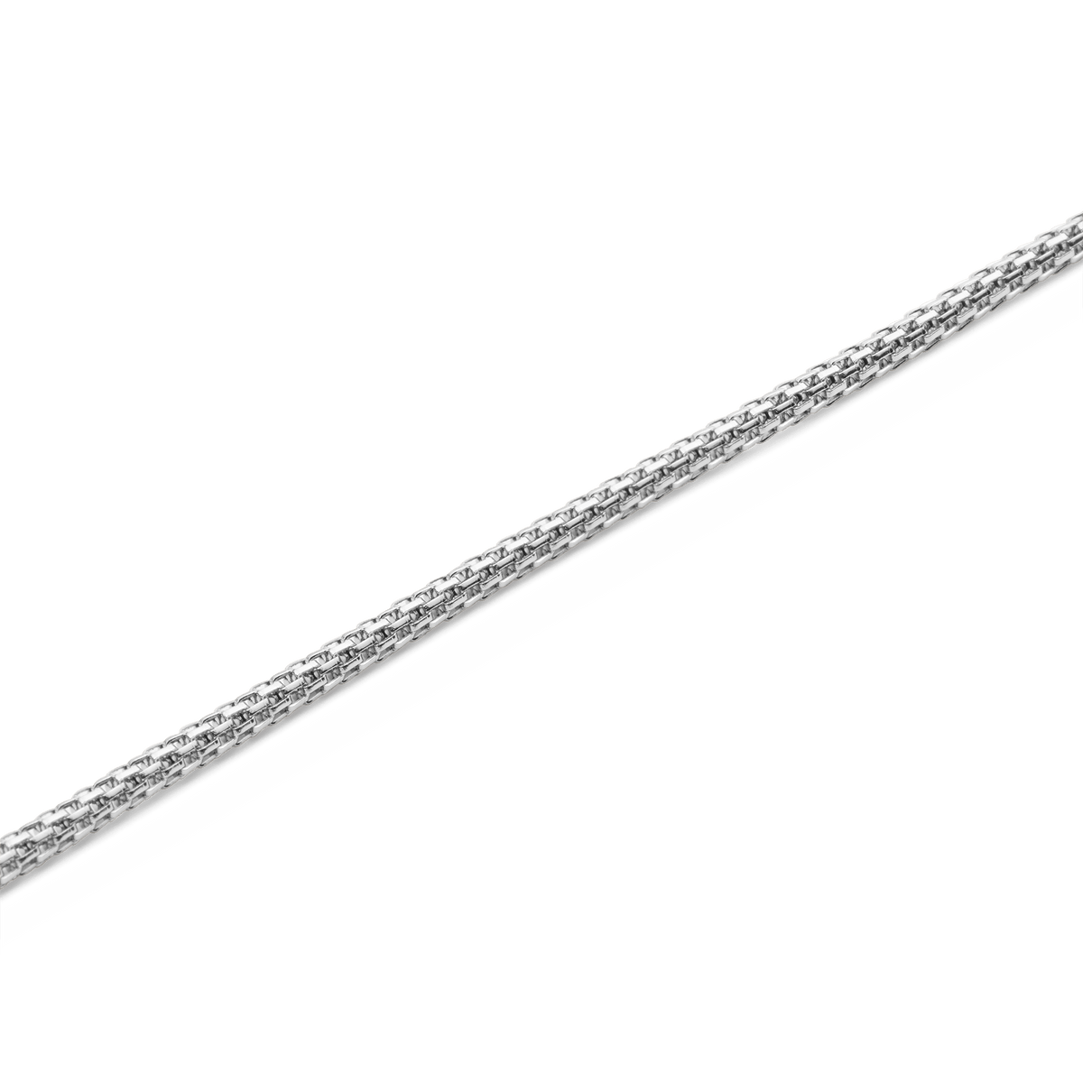 Tide Mesh Necklace Silver 1.8のメッシュチェーン部分を拡大したディテール画像です。細かく編み込まれたシルバーの網目模様が光を受け、繊細な陰影を描き出している様子がご覧いただけます。