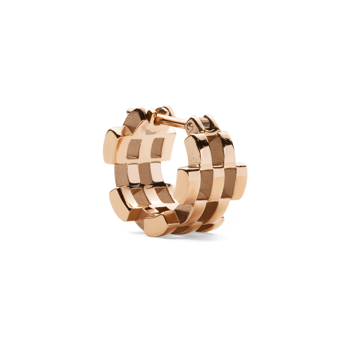 Daniel Wellingtonの5-Link Earrings ローズゴールドを斜めから撮影した画像です。ウォッチストラップをイメージした5連リンク構造の立体的なフープデザインと、ヒンジ式のピンクラスプがご覧いただけます。