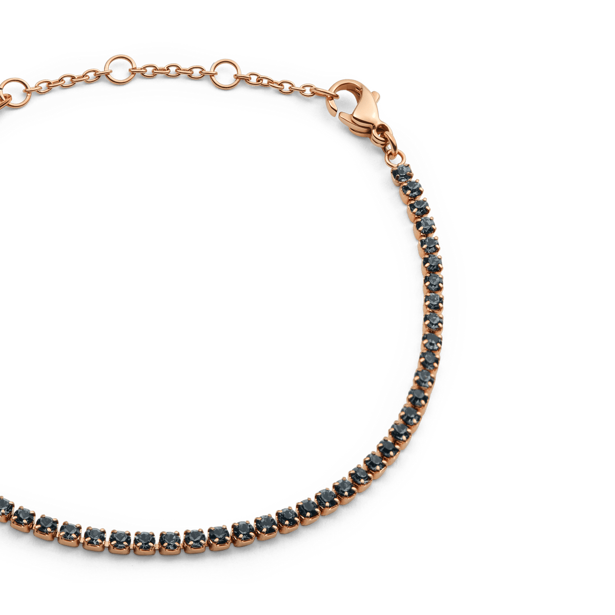 Classic Tennis Bracelet Nightfall Rose Goldのクローズアップ画像です。ダークグレーのプレシオサイトクリスタルが一粒ずつ丁寧に留められたディテールや、ローズゴールドのロブスタークラスプからアジャスターチェーンへと続く美しいラインがご覧いただけます。