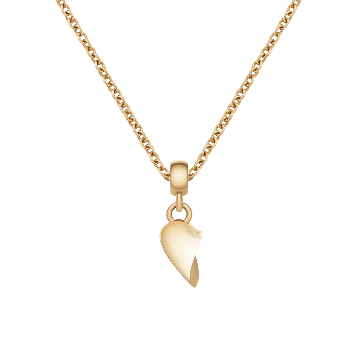ゴールドのチェーンネックレスにBroken Heart Charm Goldの片方のピースを通した着用イメージです。半分のハートモチーフが胸元で小ぶりなペンダントとして揺れる様子がご覧いただけます。