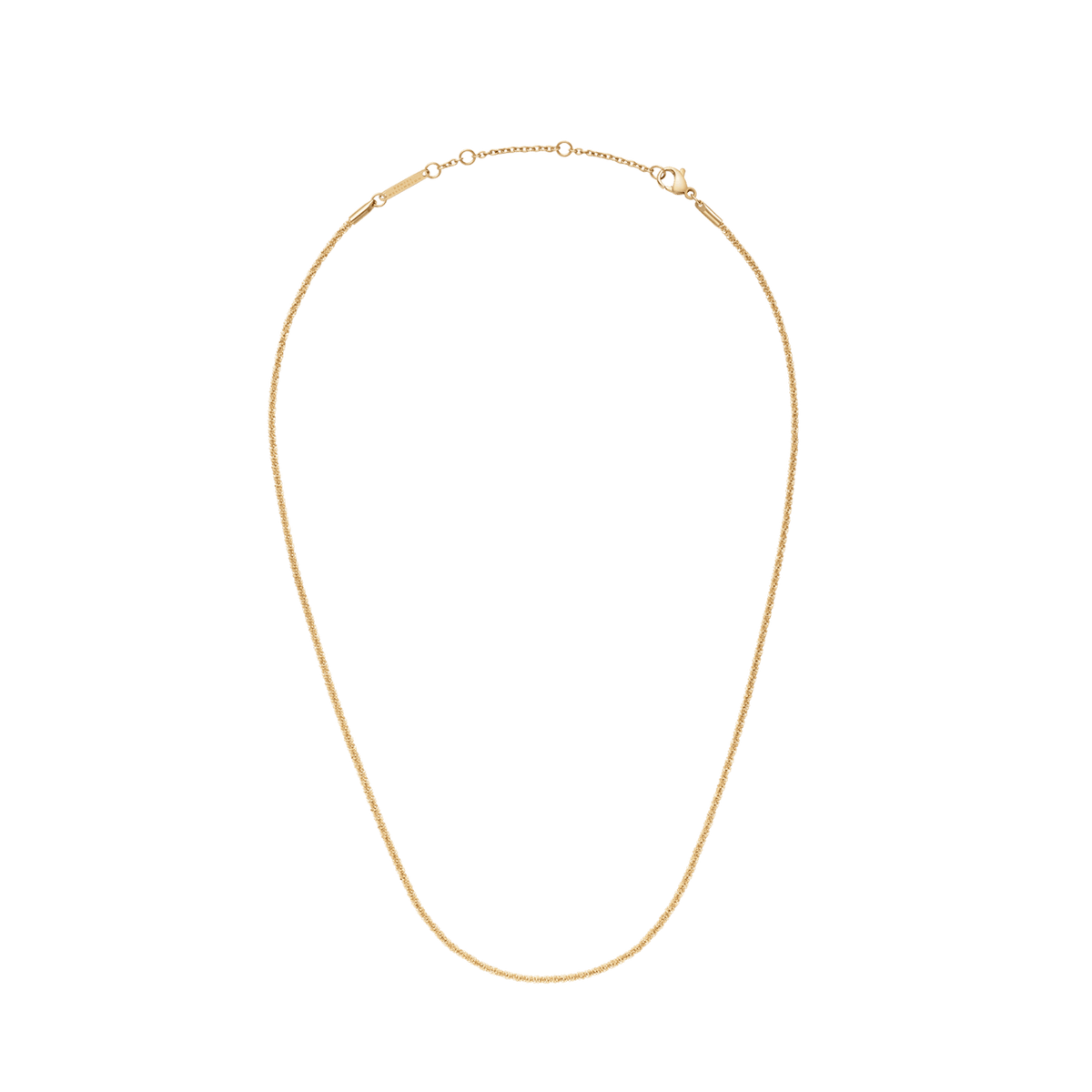 Daniel Wellington Twisted Chain Necklace Gの全体像です。白い背景にゴールドトーンのツイストチェーンが輪を描くように置かれ、細身のチェーンの繊細さやロブスタークラスプ、アジャスター部分の細部まで確認できます。