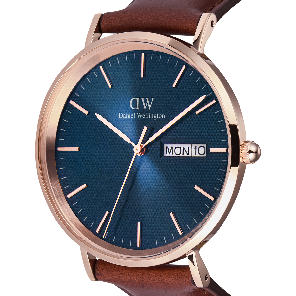 Classic Day Display St Mawes Rose Gold Arcticの文字盤をクローズアップした画像です。ブルーの文字盤全体に広がるトライアングルテクスチャーの繊細な模様や、ローズゴールドのバーインデックス、3時位置に配された曜日・日付表示窓が鮮明に捉えられています。リューズのローレット加工やケースのブラッシュ仕上げによる質感も際立つアングルです。