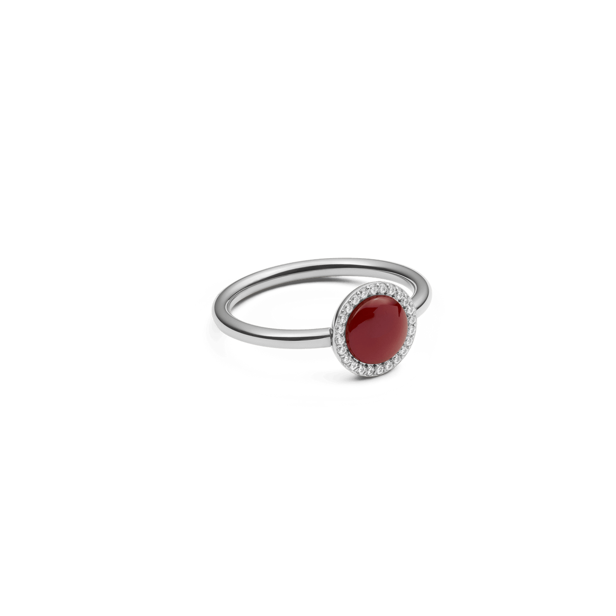 ダニエルウェリントン Audrey Ring Red Agathe Silverを斜め上から捉えた画像です。細身のシルバーバンドにふっくらとしたドーム型の赤メノウが映え、周囲を囲むキュービックジルコニアの繊細な輝きが白い背景に柔らかな影を落としています。