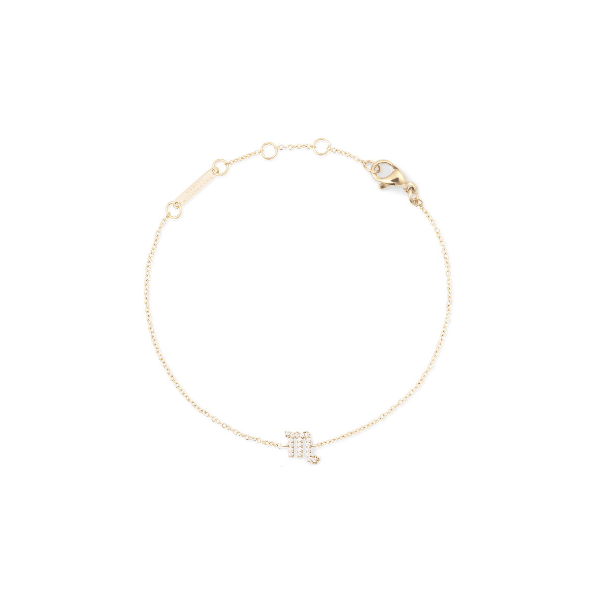 白背景に「Crystal Zodiac Chain Bracelet Gold」の蠣座(さそり座)モデルを広げた様子です。細身のゴールドチェーンの下部には、クリスタルで表現された蠣座のシンボルがあしらわれ、上部にはロブスタークラスプとアジャスターリング、ブランド刻印入りのプレートが確認できます。