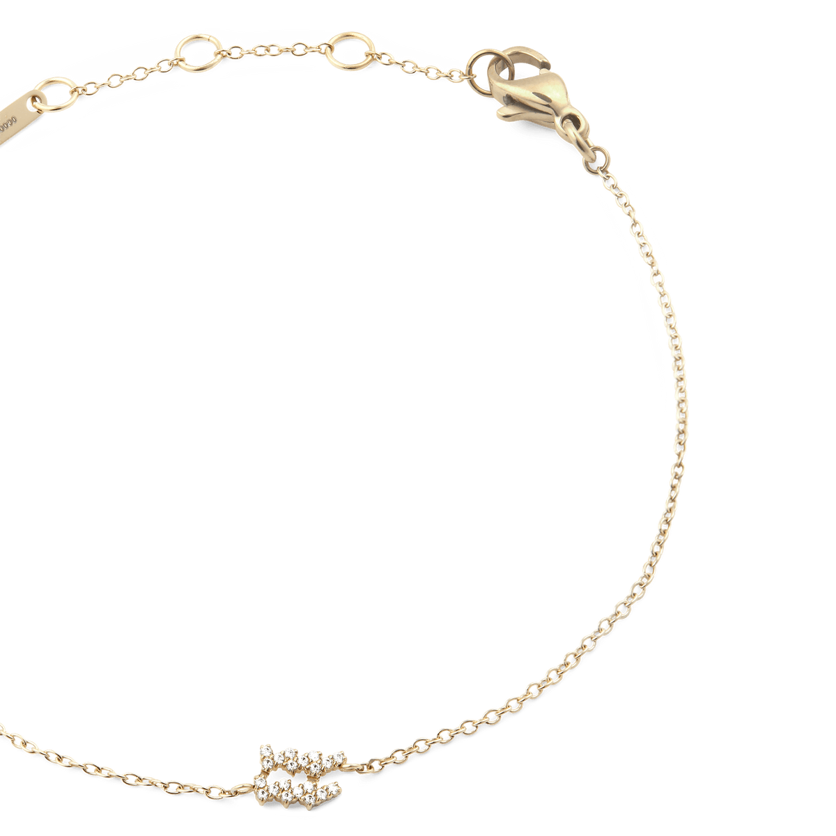 蟹座モデルのCrystal Zodiac Chain Bracelet Goldを半円状に配置したクローズアップ画像です。繊細なゴールドチェーンの下部には、クリスタルの蟹座シンボルが輝き、左上にはブランド刻印プレートとアジャスターリング、右上にはロブスタークラスプが確認できます。