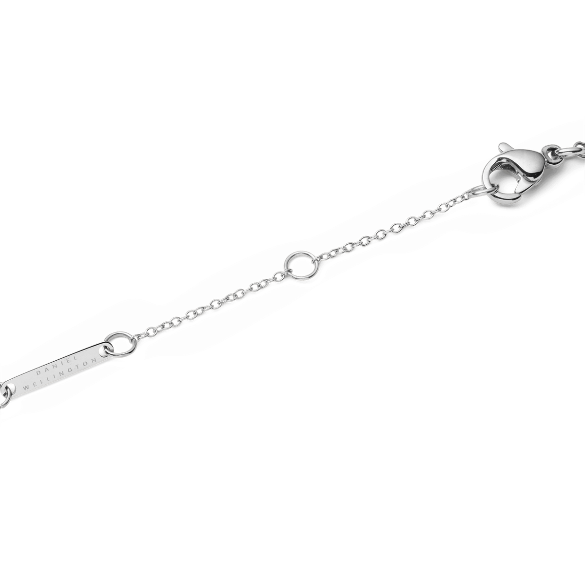 Audrey Necklace Black Agathe Silverの留め具部分を拡大した写真です。ロブスタークラスプと長さ調節用のアジャスターチェーン、Daniel Wellingtonのブランド名が刻印されたシルバーカラープレートがご確認いただけます。