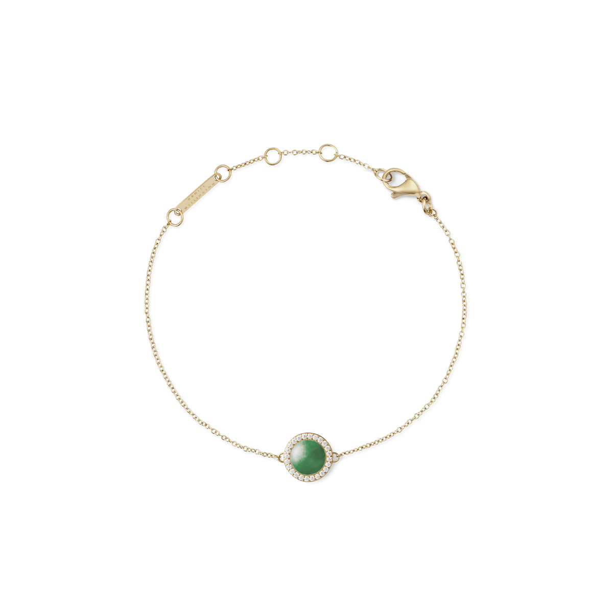 Daniel Wellington Audrey Bracelet Jade Goldの全体像です。ドーム型の翡翠をホワイトキュービックジルコニアのヘイローが囲み、細身のゴールドチェーンにはロブスタークラスプとサイズ調節リングが付いています。