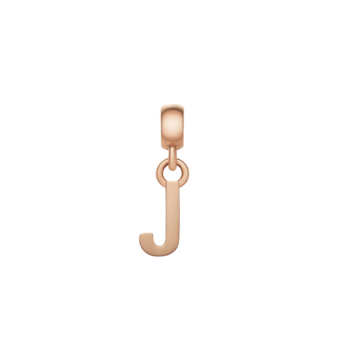 白い背景に映えるDaniel WellingtonのLetter Charm Rose Gold「J」。下部に緩やかなカーブを描くフォルムと、ローズゴールドの柔らかな色合いが調和したデザインです。ベイルとリングを通してチェーンに取り付けられます。