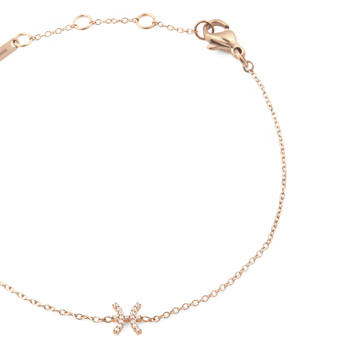 うお座のモチーフをあしらったクリスタルペンダント部分を拡大した、Crystal Zodiac Chain Bracelet Rose Goldの接写画像です。ローズゴールドの繊細なチェーンとロブスタークラスプ、アジャスター付きのエクステンションチェーンが、半円を描くように配置されています。