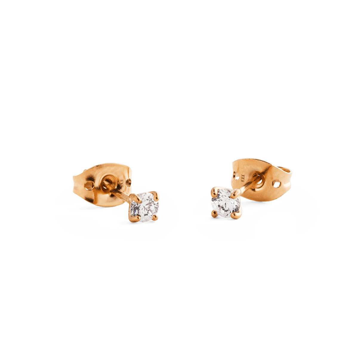 ミレル ソリテール スタッドピアス ローズゴールドのペアを斜めから撮影したクローズアップ画像です。ローズゴールドの4本爪セッティングとバタフライキャッチの細部がはっきりと確認でき、ホワイトキュービックジルコニアの透明感あふれる輝きが際立っています。