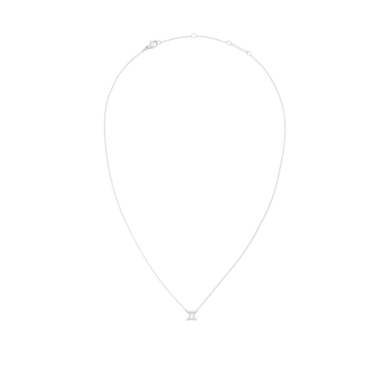 白背景で撮影した、ふたご座モチーフのCrystal Zodiac Chain Necklace Silverの全体画像です。細身のシルバーチェーンが優美なカーブを描き、中央にはクリスタルをあしらった小ぶりなふたご座のペンダントが配置されています。