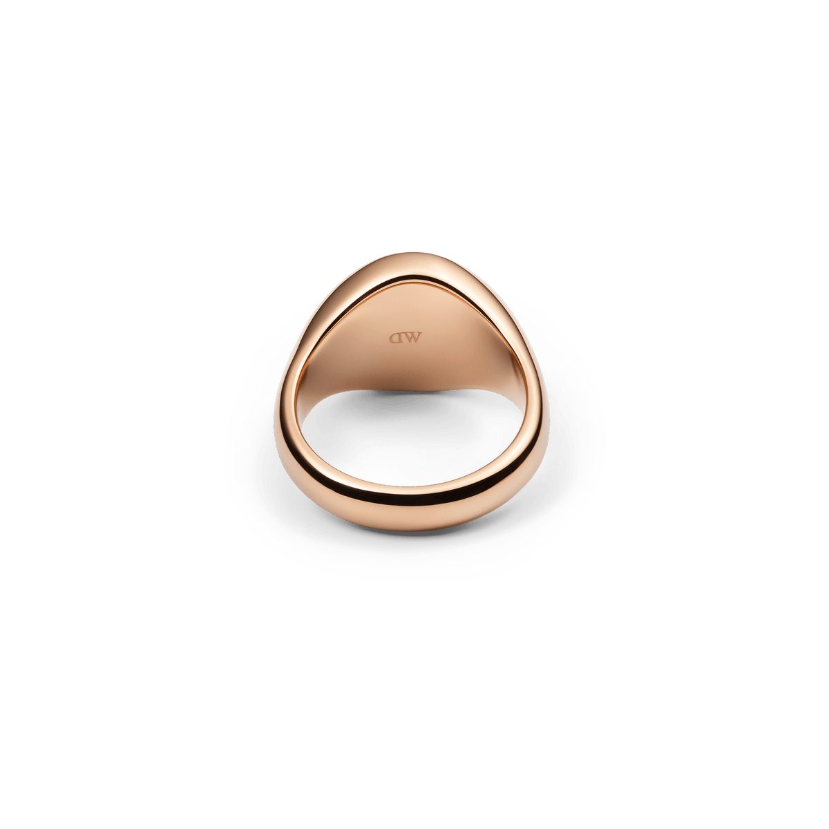 Classic Signet Ring Rose Goldを背面から捉えたアングルです。リングの内側にはDaniel Wellingtonのロゴが刻印され、アーム部分の丸みを帯びた厚みのあるフォルムが際立ちます。