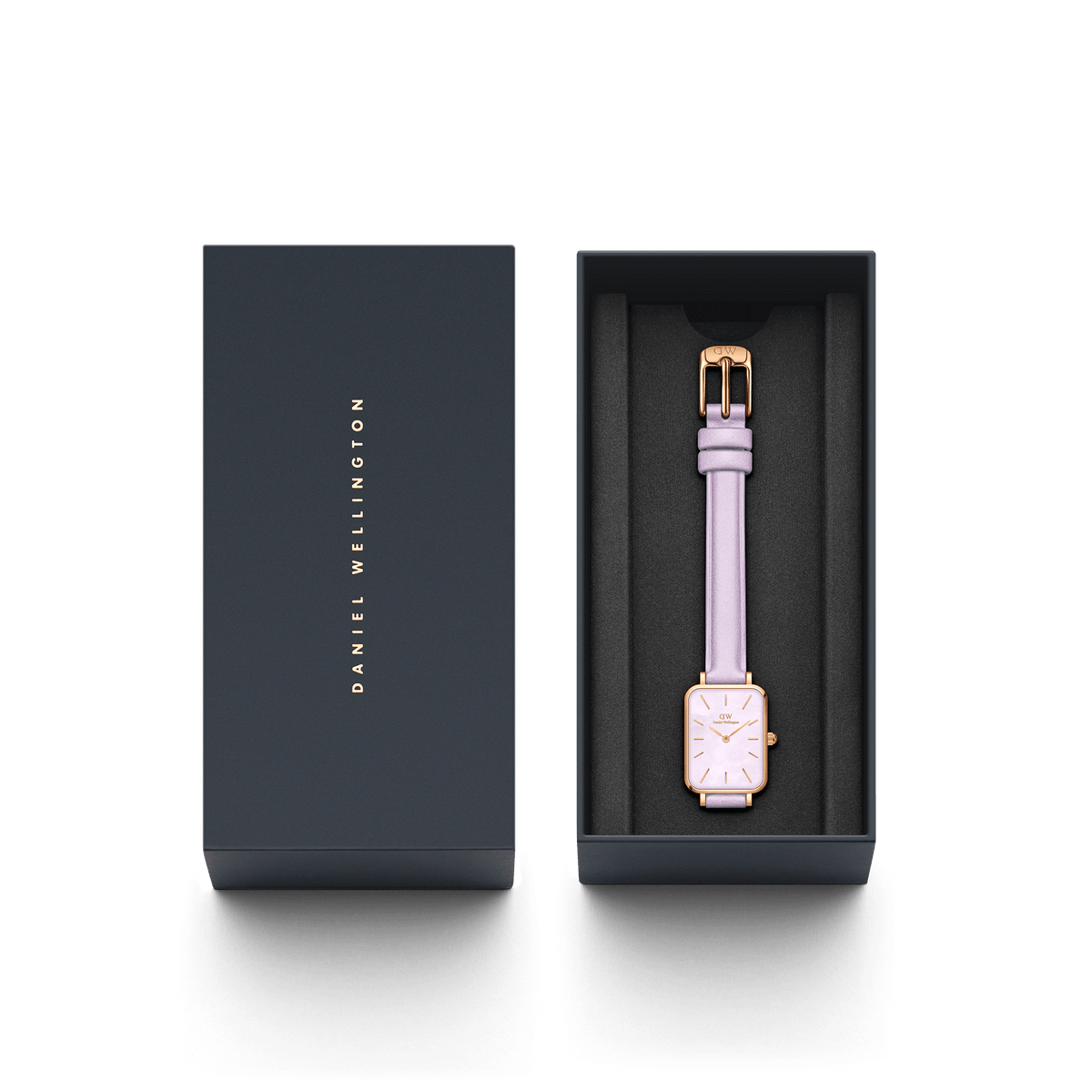 ダニエルウェリントンのギフトボックスに収められたQuadro Lavender MOP Rose Gold。ブラックのクッショントレーに、ラベンダーカラーのレザーストラップとローズゴールドケースの腕時計が丁寧にセットされています。贈り物に最適な上品なパッケージです。