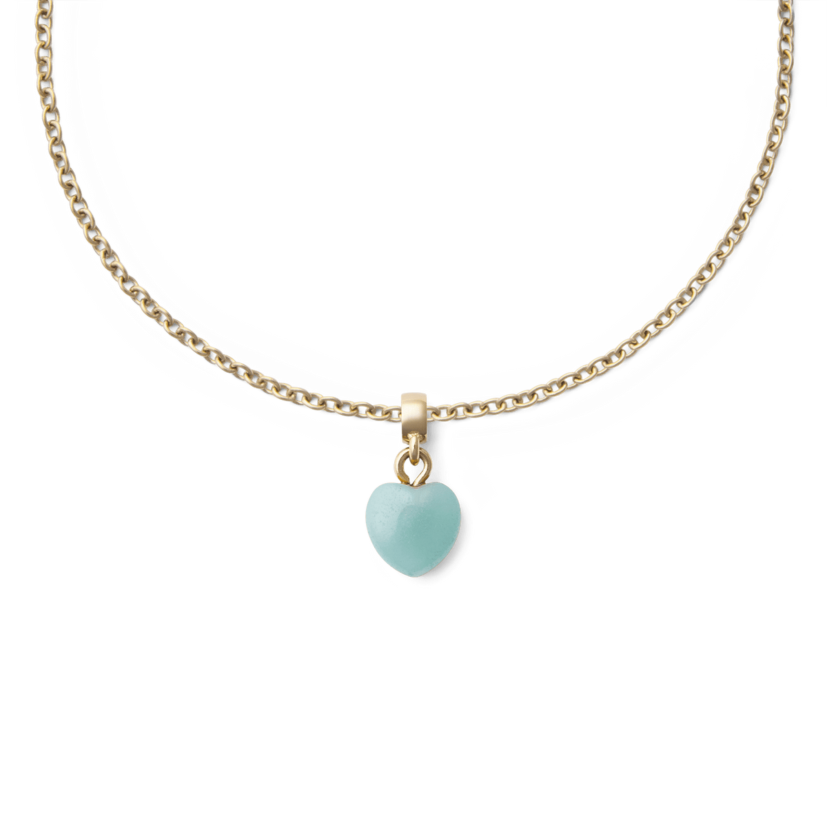 ゴールドチェーンネックレスに取り付けたAmazonite Heart Gold Charmのクローズアップ画像です。ブルーグリーンのアマゾナイトを使用したハート型チャームが、ゴールドチェーンから自然に揺れる着用イメージをご覧いただけます。