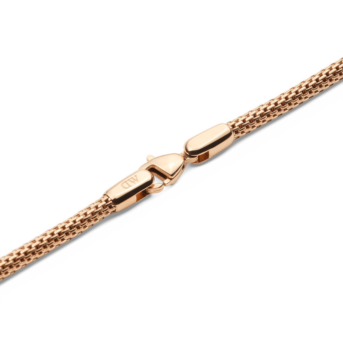 Tide Mesh Necklace Rose Gold 2.8のロブスタークラスプ部分をクローズアップした画像です。Daniel Wellingtonのロゴが刻印された留め具は、チェーンと同じローズゴールド仕上げで統一されており、メッシュチェーンと一体感のあるデザインがお分かりいただけます。
