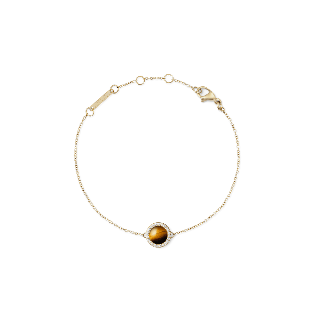 Daniel Wellington Audrey Bracelet Tiger Eye Goldの全体像です。細身のゴールドチェーンの中央に、琥珀色の美しい縞模様が特徴のドーム型タイガーアイカボションを配し、ホワイトキュービックジルコニアのヘイローが縁取ります。ロブスタークラスプとサイズ調節リング付きで、使いやすさも考慮されています。