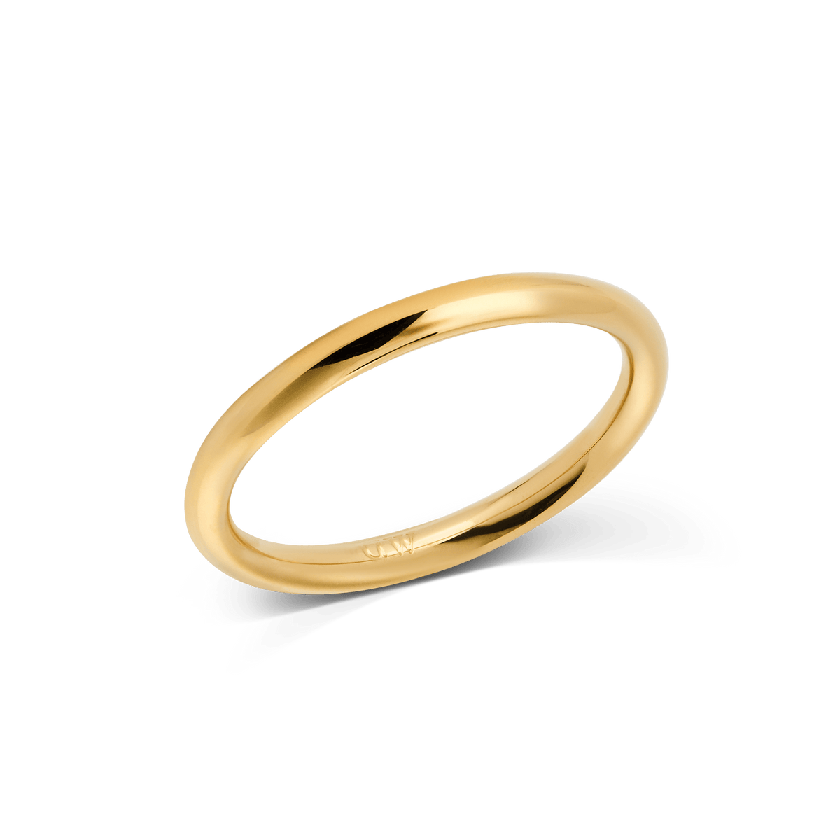 Daniel Wellington Arch Ring Gold 2.5mmを斜めから撮影した画像です。白い背景に映える光沢のあるゴールド仕上げと、シンプルで途切れのない丸みを帯びたフォルムが特長です。