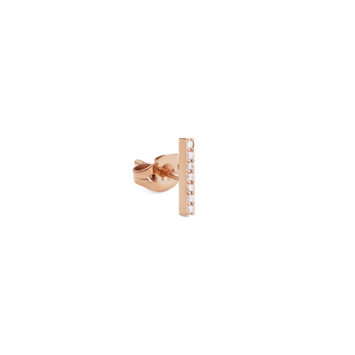 Daniel Wellington Crystal Bar Stud Rose Goldの側面をクローズアップした画像です。バタフライキャッチとクリスタルが並ぶバー部分の細部まで確認でき、コンパクトなサイズ感と丁寧なセッティングが伝わります。