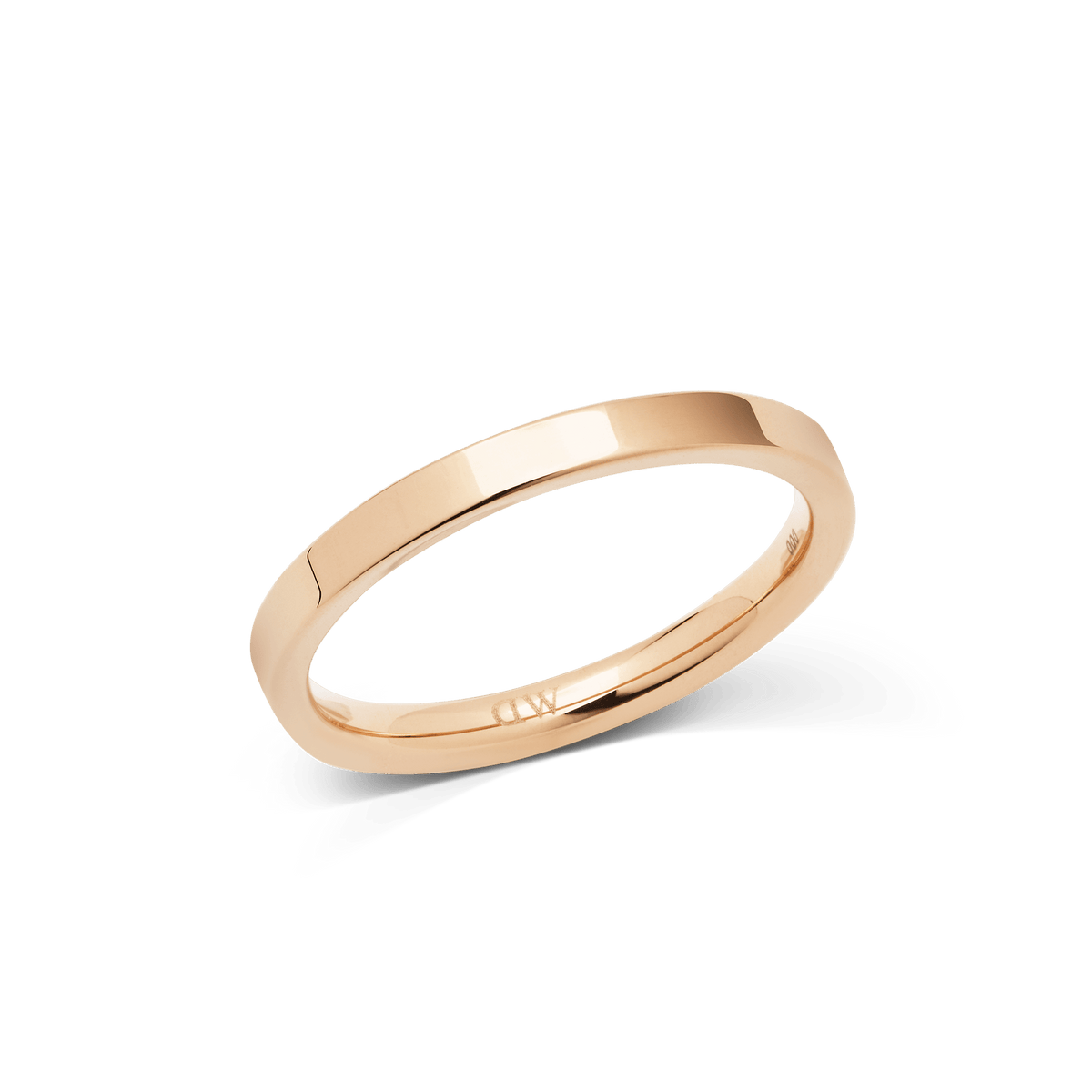 Daniel WellingtonのLine Ring Polished Rose Goldです。2.5mm幅のリングで、フラットに磨き上げられたローズゴールドの表面が光を受けて上品に輝きます。内側にはロゴが刻印されています。