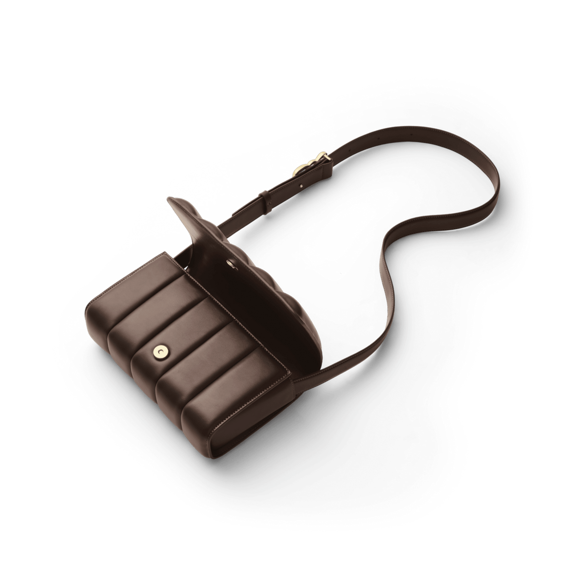 ダニエルウェリントンのSadie Bag Brownを斜め上から撮影した全体像です。フラップを半開きにした状態で、マグネット留め具と縦パフキルティングの立体的なラインが際立っています。長さ調節可能なブラウンレザーのストラップは、自然なカーブを描いています。