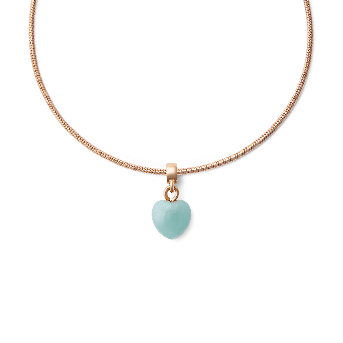ローズゴールドのスネークチェーンブレスレットにあしらったAmazonite Heartチャームのクローズアップです。ブルーグリーンのアマゾナイト天然石がチェーンの中央で揺れ、温かみのあるローズゴールドとのコントラストが美しく映えます。