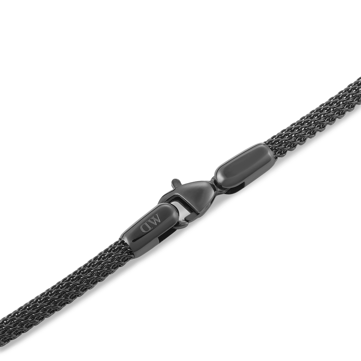 Tide Mesh Bracelet Graphite 2.8のロブスタークラスプ部分をクローズアップ。Daniel Wellingtonのロゴが刻印されたグラファイトカラーの留め具と、細やかな編み込みが施されたメッシュチェーンの質感がご覧いただけます。