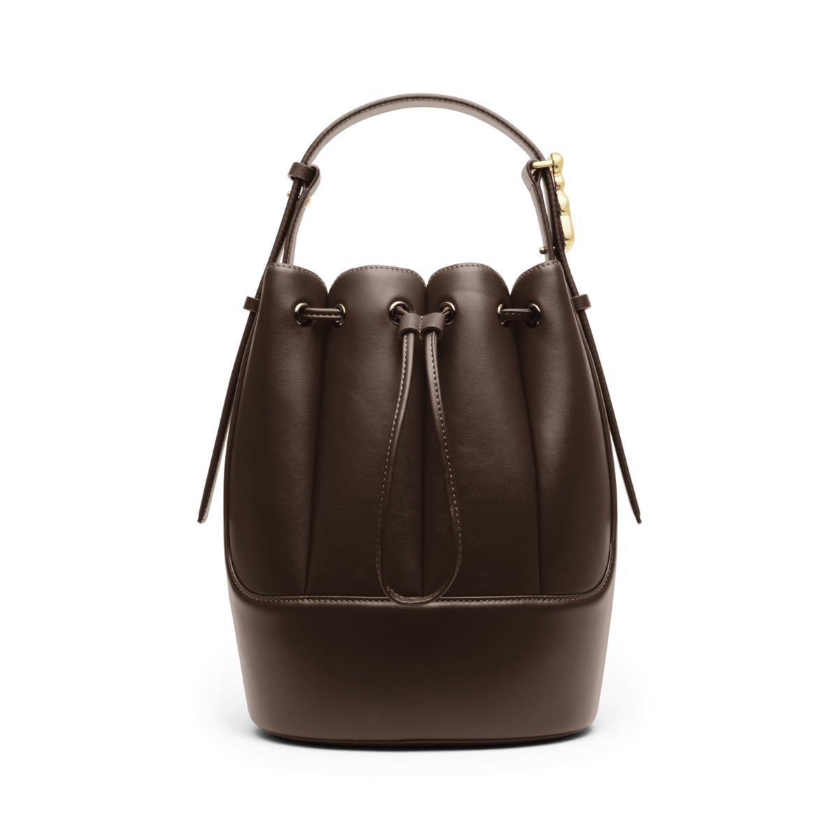 ダニエルウェリントンのLewis Bag Brownの正面画像です。深みのあるブラウンのエコレザーを使用したバケツ型シルエットで、ドローストリングを備えています。ハンドルの付け根部分には、ゴールドのウェーブ型バックルがアクセントとして施されています。