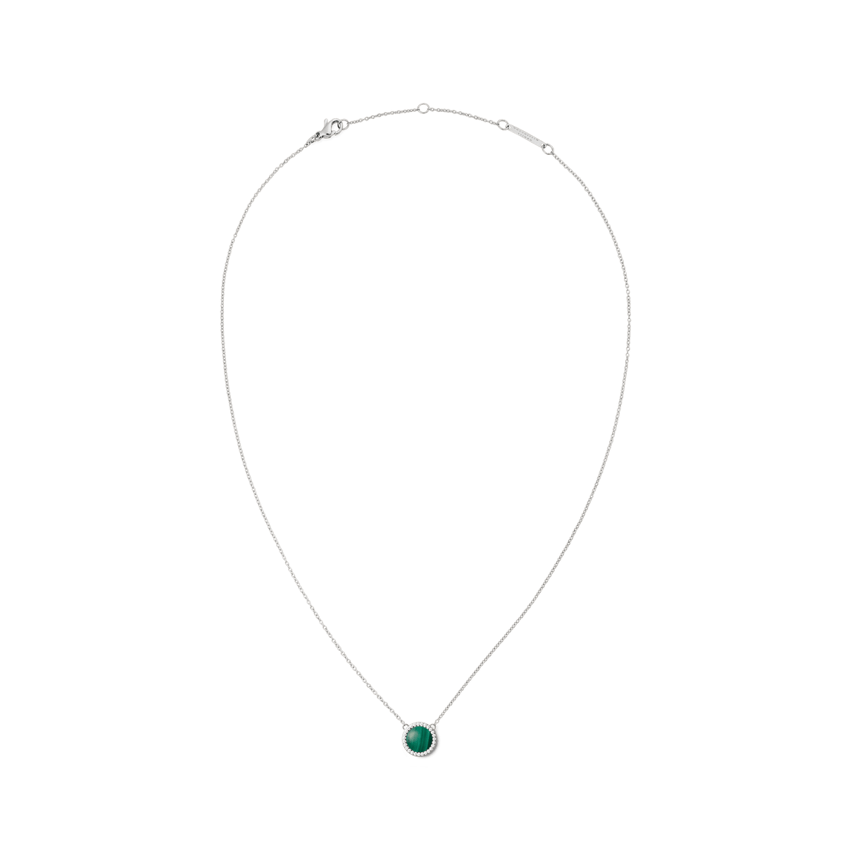 Daniel Wellington Audrey Necklace Malachite Silverの全体像。細身のシルバーチェーンの中央に、ドーム型のマラカイトをあしらった丸いペンダントトップが配され、その周囲をキュービックジルコニアのハローが彩るデザインです。