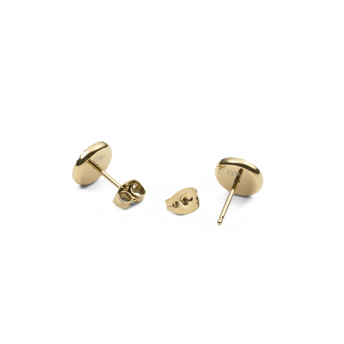 タイガーアイとゴールドのAudrey Earringsを裏側から捉えたアングルです。滑らかなゴールドメッキの背面にはDaniel Wellingtonのロゴ刻印が施され、ポストの長さやバタフライキャッチの構造が確認できます。