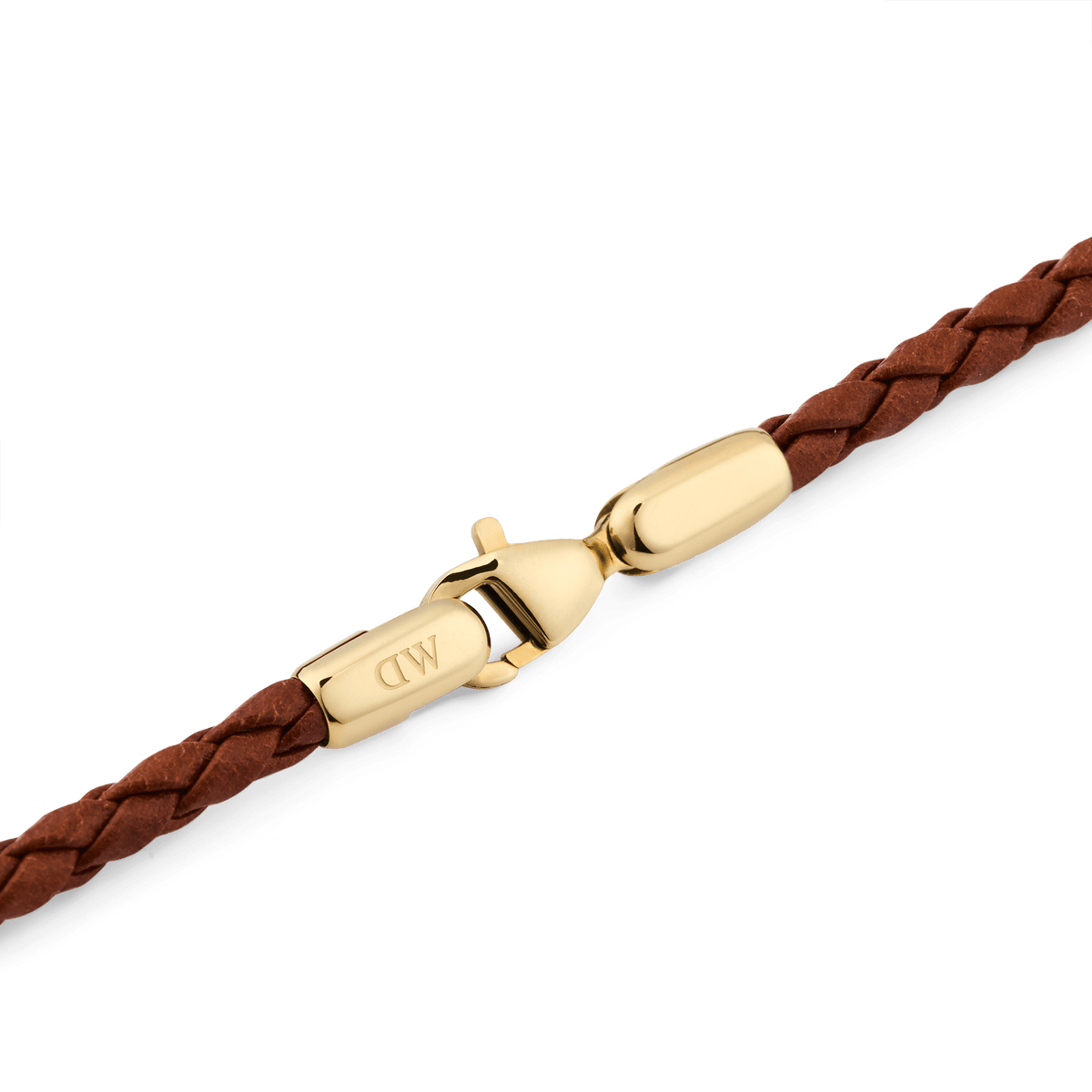 Braided Leather Bracelet St Mawes 2.8 Goldのゴールドロブスタークラスプ部分をクローズアップした画像です。ブランドロゴが刻印された光沢のあるPVDゴールドメッキの金具と、ライトブラウンの編み込みレザーとの接続部分がご覧いただけます。