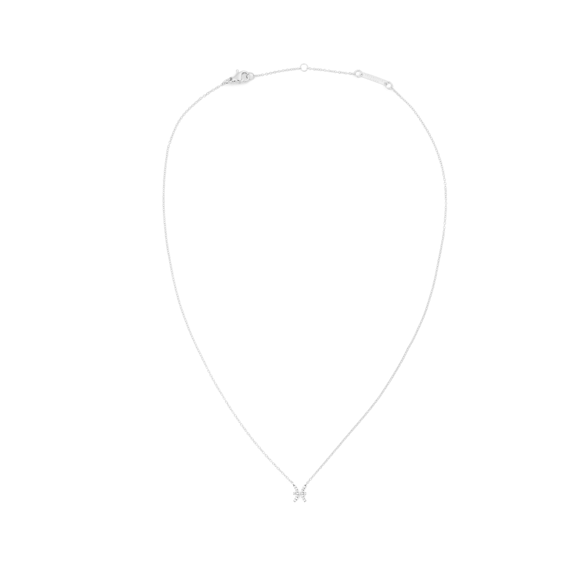 白背景で撮影したいて座モチーフのCrystal Zodiac Chain Necklace Silverの全体像です。繊細なシルバーチェーンが優雅な曲線を描き、先端にはクリスタルで表現されたいて座のペンダントトップがあしらわれています。上部にはロブスタークラスプとブランドロゴ入りのアジャスタープレートが付いています。