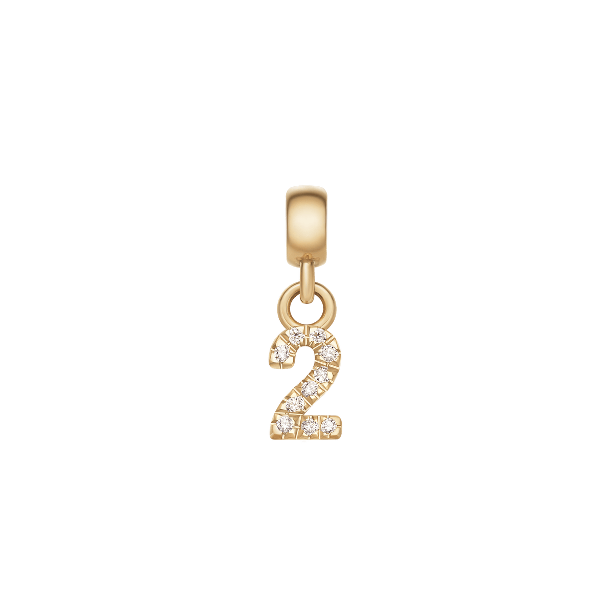 「Crystal Number Charm Gold」の「2」モチーフです。優雅なカーブから水平のベースラインへと流れるフォルムに、キュービックジルコニアが丁寧にセットされたゴールドカラーのナンバーチャームです。