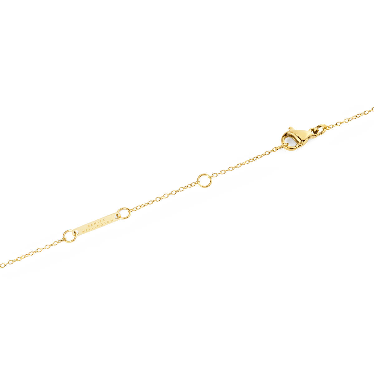 パールネックレス Goldのクラスプ部分をクローズアップ。ロブスタークラスプとDaniel Wellingtonのロゴが刻印されたゴールドプレート、長さ調節用のアジャスターリングが確認できます。