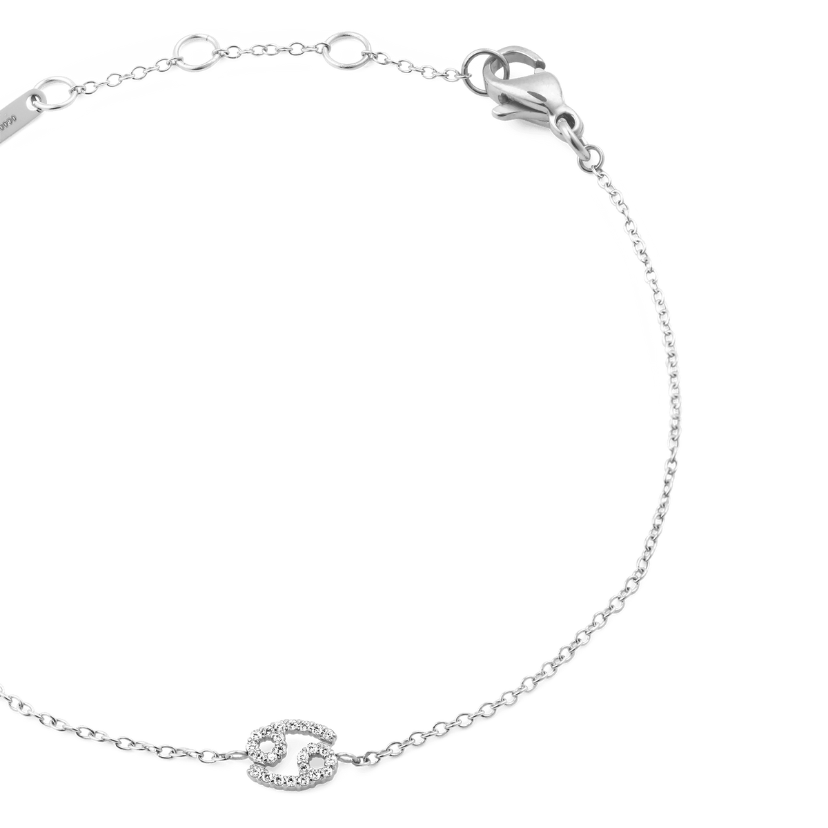 シルバーのCrystal Zodiac Chain Braceletをクローズアップ。かに座のモチーフを彩るキュービックジルコニアの繊細な輝きと、ロブスタークラスプ付きのシルバーチェーンがお楽しみいただけます。