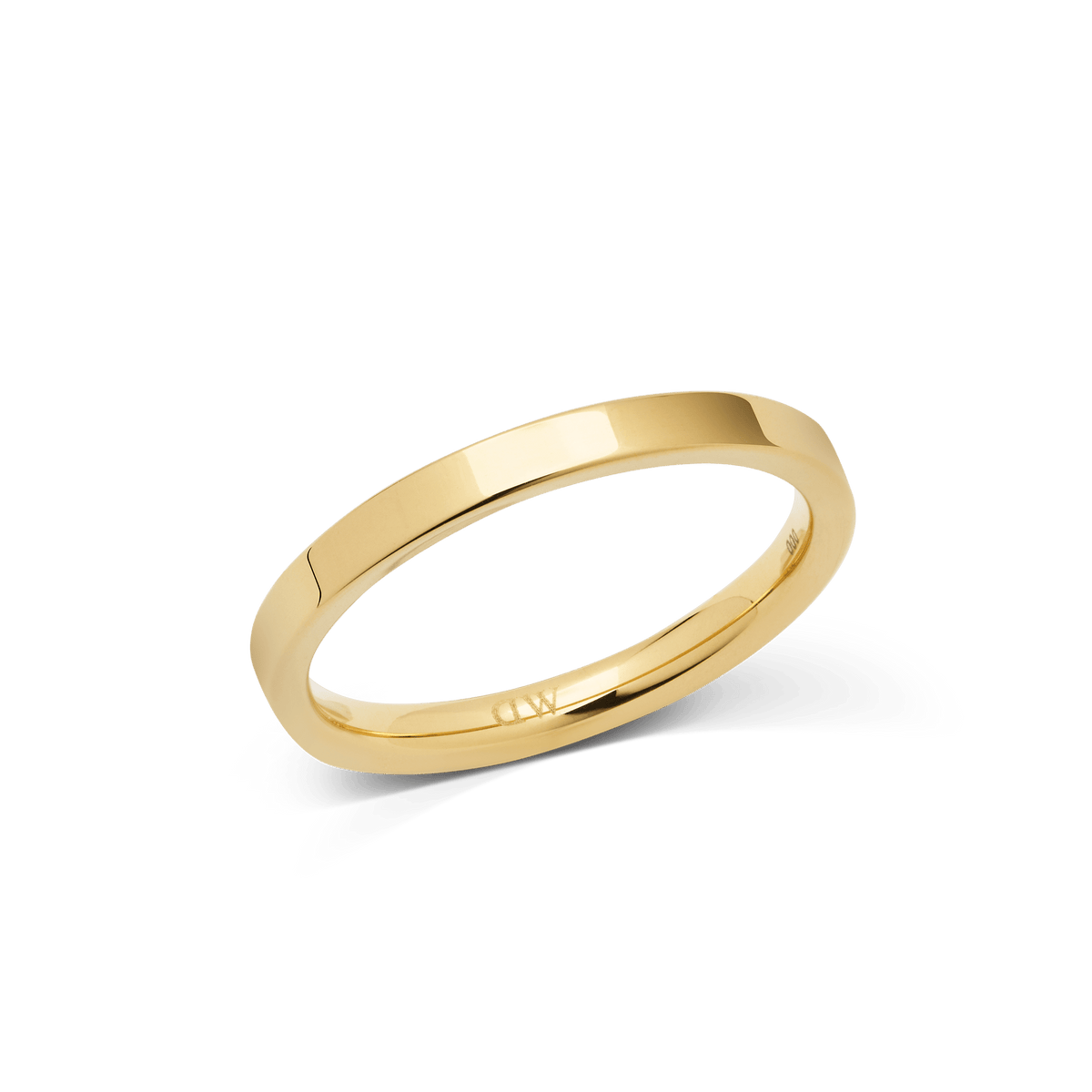 Daniel Wellington Line Ring Polished Gold 2.5mmは、フラットなバンドに鏡面仕上げのゴールドを施したミニマルデザインのリングです。内側にはロゴが刻印されています。