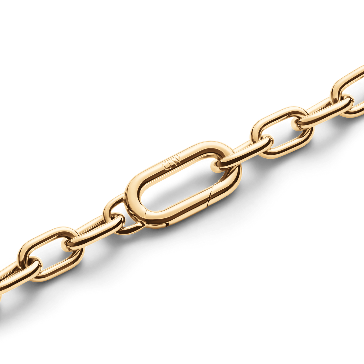 Crystal Link Necklace Goldのクラスプ部分をクローズアップ。滑らかに研磨されたゴールドのリンクチェーンと、Daniel Wellingtonのロゴが刻印された楕円形の留め具の精巧な仕上がりがご覧いただけます。