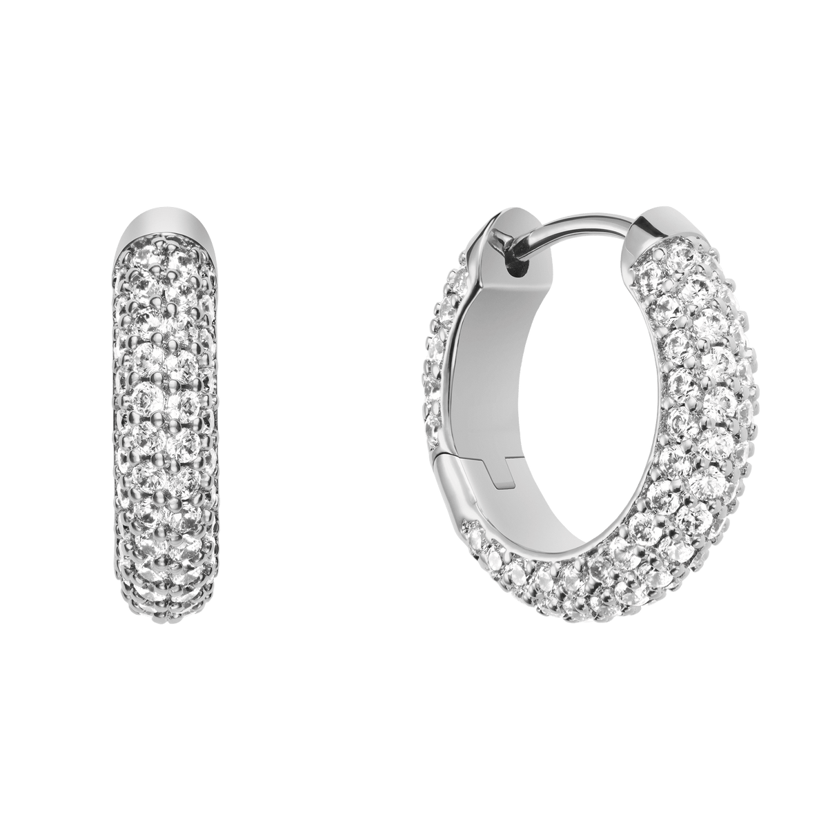 Daniel Wellington Pavé Crystal Earrings Silverの正面と側面を撮影した画像です。シルバーカラーの小ぶりなフープ全体に、クリスタルが隙間なくパヴェセッティングされています。また、ヒンジロック式の留め具も確認できます。