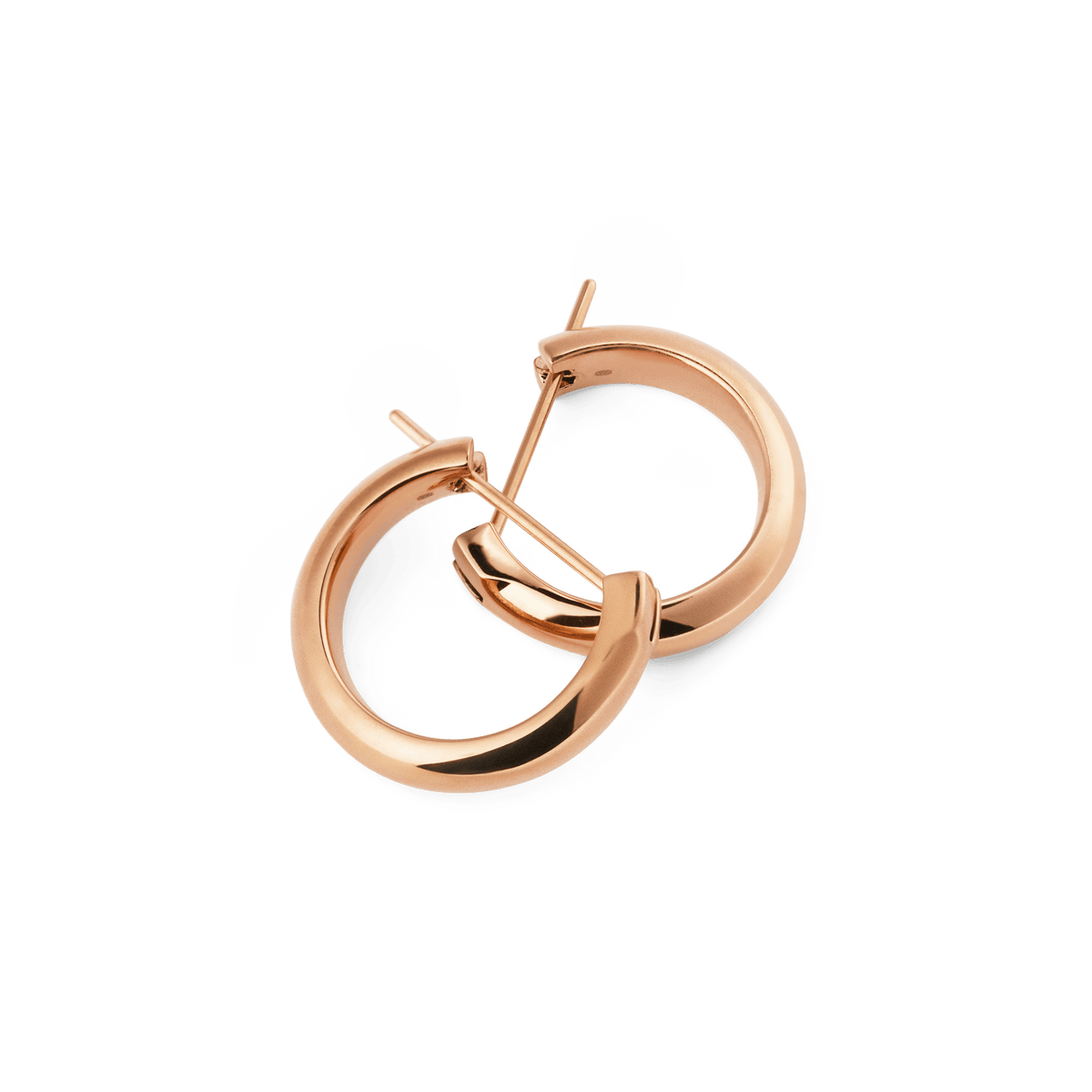 ローズゴールドのフープピアス「Arch Earrings Rose Gold 12mm」を重ねて置いた俯瞰画像です。ピンクのクロージャー留め具や、アーチ型フープの丸みを帯びた厚みが確認できます。