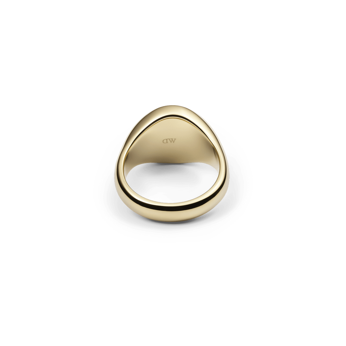 ダニエルウェリントン Classic Signet Ring Goldを背面から撮影した画像です。リングの内側にはブランドロゴの刻印が施され、アームからフェイスにかけてなめらかな曲線を描きながら厚みを増すゴールドの輝きが際立っています。