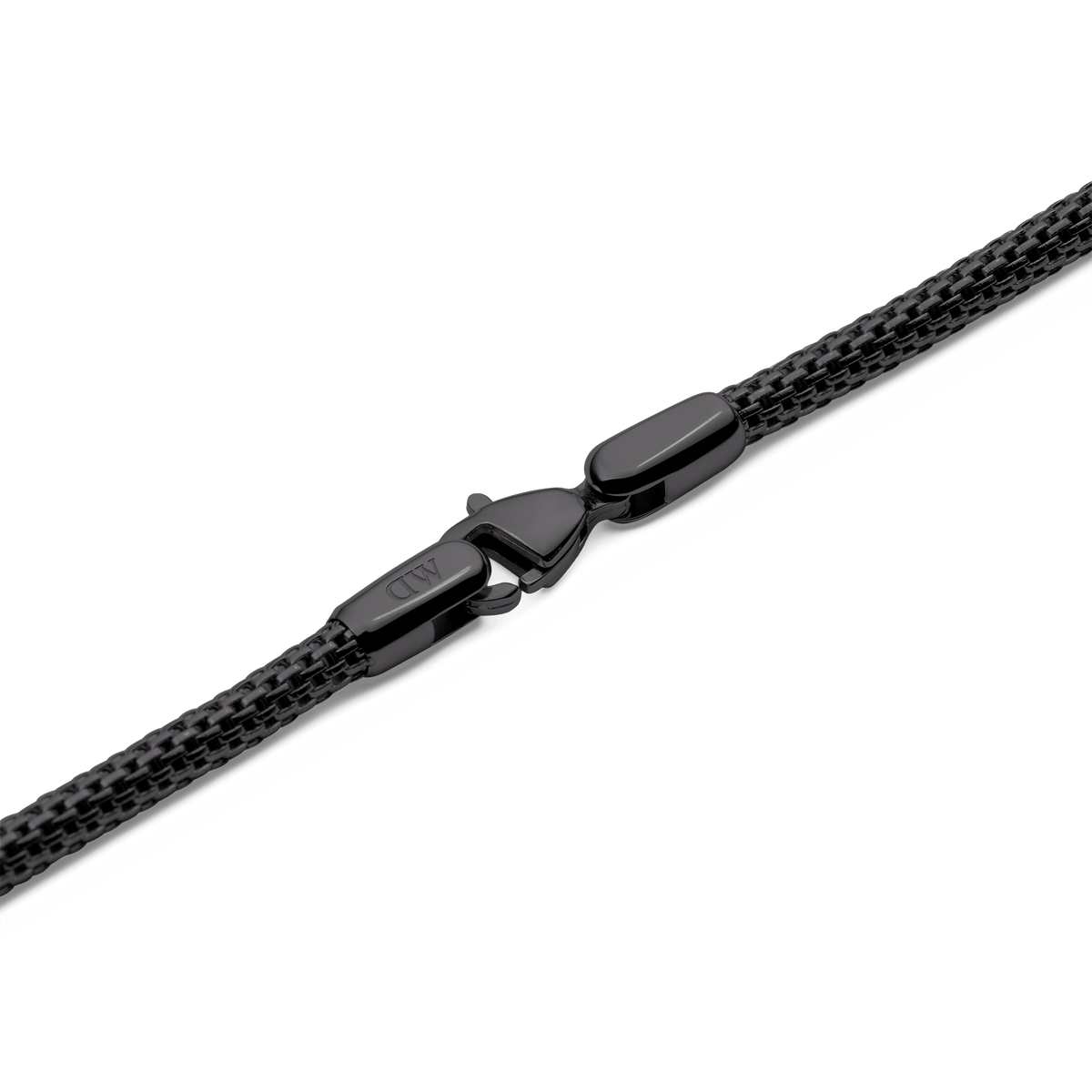 Tide Mesh Necklace Black 2.8のロブスタークラスプ部分をクローズアップ。ブラック仕上げの留め具にはDaniel Wellingtonのロゴが刻印されており、メッシュチェーンとの統一感あるデザインがお分かりいただけます。