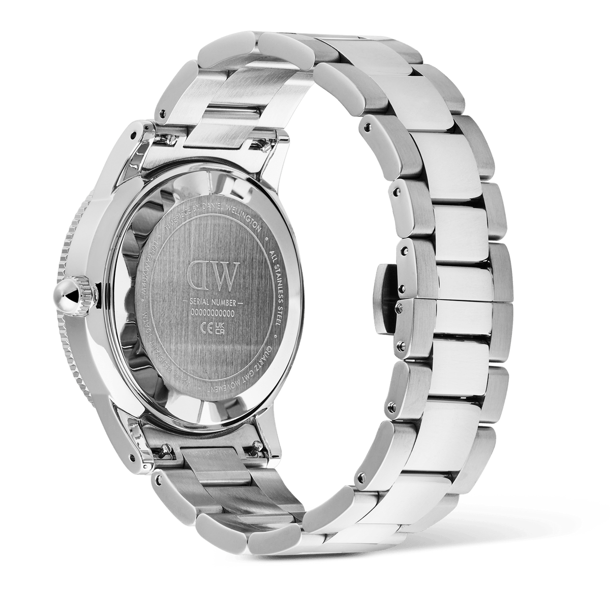 Iconic GMT Link Black Ceramic Bezel Silverの裏蓋側を撮影した画像です。ヘアライン仕上げのケースバックにはDaniel Wellingtonのロゴやシリアルナンバーが刻印されており、316Lステンレススチール製の三連リンクブレスレットは、ブラッシュとポリッシュの仕上げが交互に施された構造が確認できます。