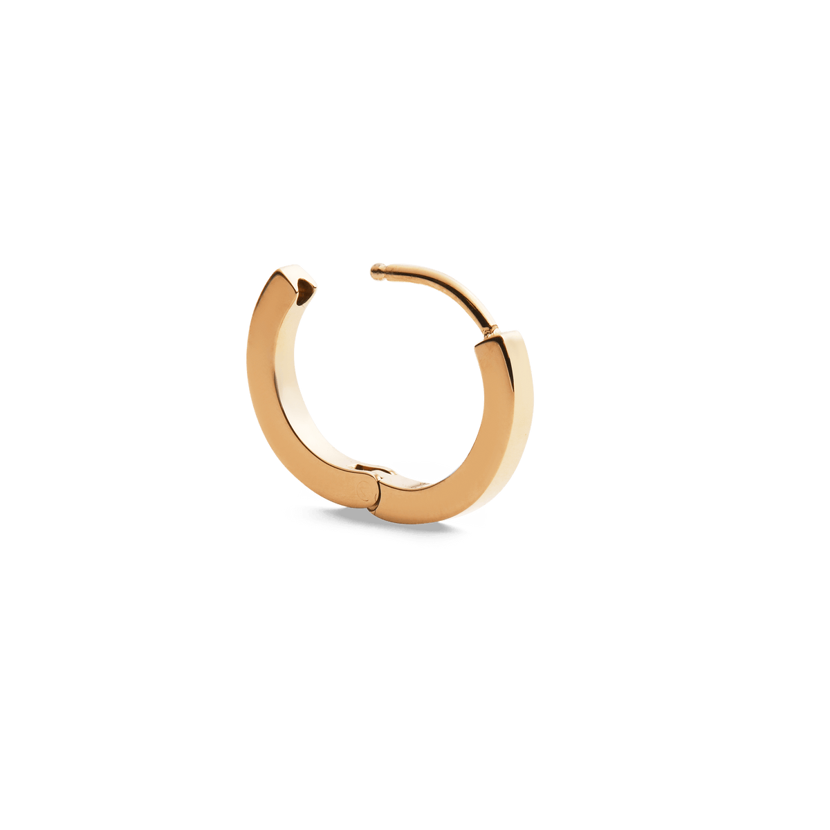 ダニエルウェリントンのHoop Earring Goldを、開いた状態で斜めから撮影した商品写真です。フラットに磨き上げられたゴールドの表面と、ヒンジ部分のピンが確認できます。