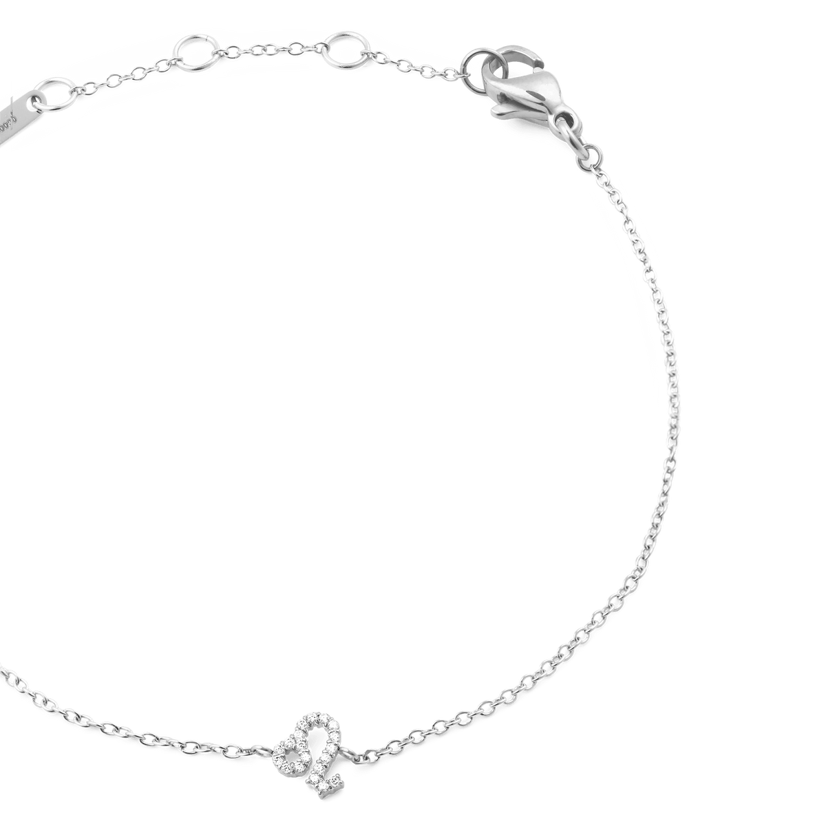 おひつじ座をモチーフにしたCrystal Zodiac Chain Bracelet Silverの斜めからの接写画像です。キュービックジルコニアでデザインされた牡羊座のチャーム、ロブスタークラスプ、左端にはブランドプレートが確認でき、チェーンの細やかな質感が際立ちます。