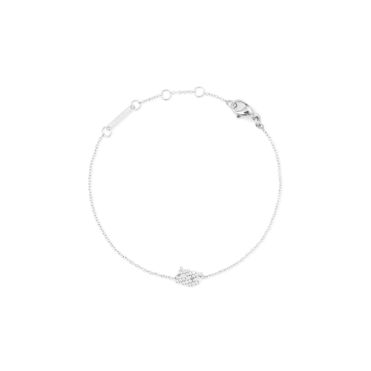 かに座をモチーフにしたCrystal Zodiac Chain Bracelet Silverの全体画像です。白い背景に、シルバーチェーンが優雅な円を描き、キュービックジルコニアで輝く蟹座のシンボルが下部にあしらわれています。上部にはアジャスターリングとロブスタークラスプ、そしてブランドプレートが確認できます。