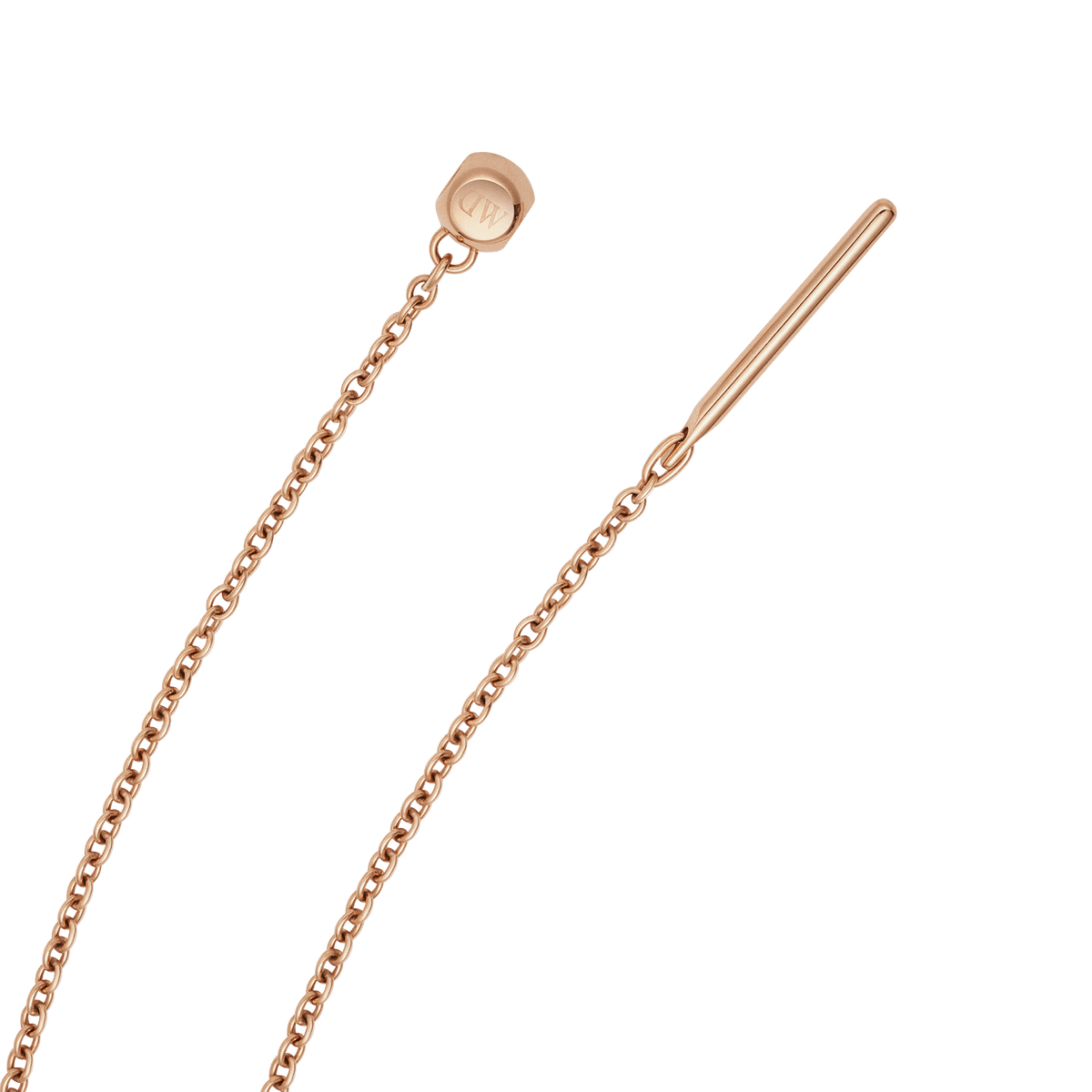 ローズゴールドのチェーンブレスレット「Charms Chain Bracelet」をクローズアップ。スライド式の留め具や、ロゴ入りシリコンストッパー、バーチャームの細部までご覧いただけます。