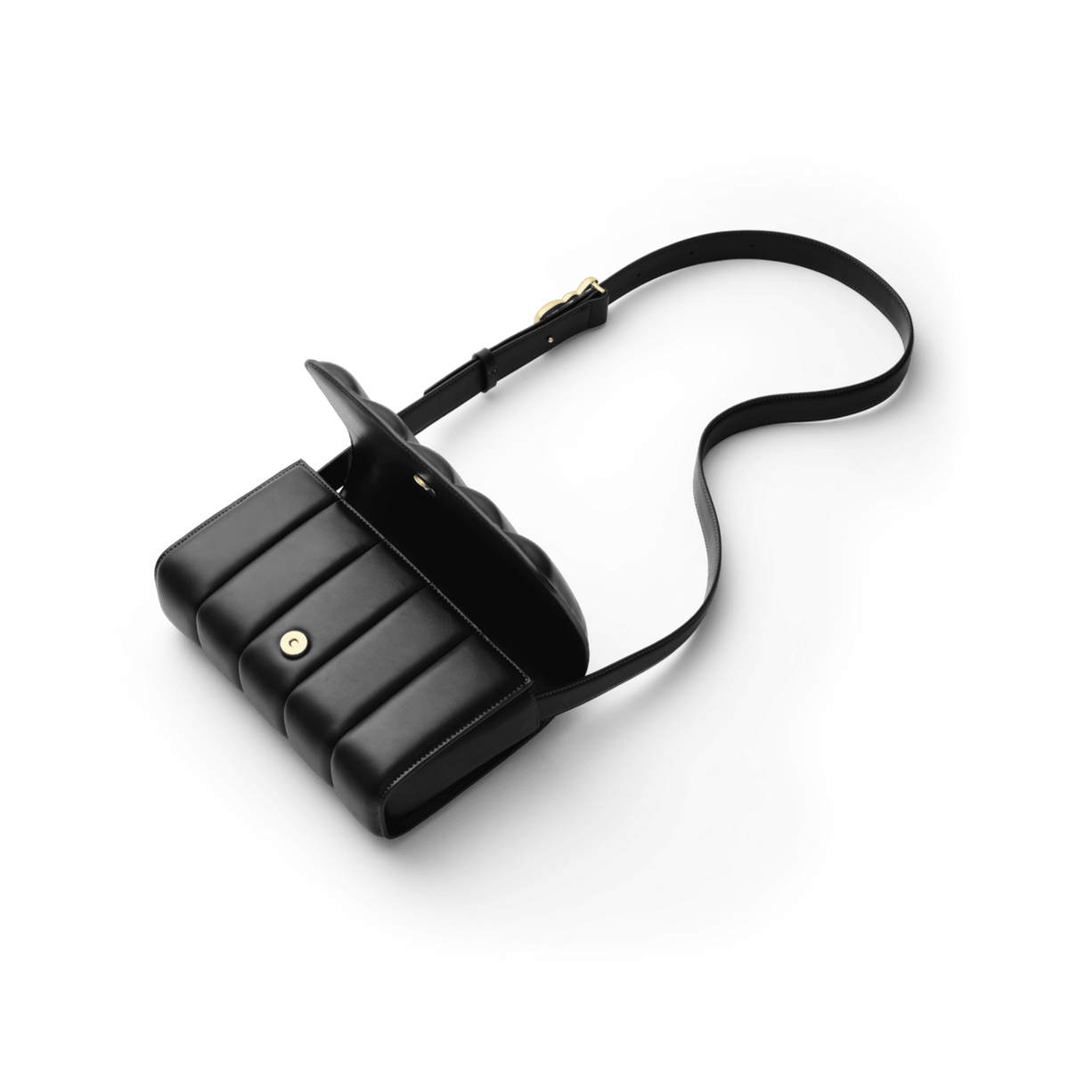 Daniel WellingtonのSadie Bag Blackを上から撮影した俯瞰画像です。フラップを開いた状態で、ゴールドのマグネットボタンと縦パフキルティングの立体的なラインが際立ちます。長さ調節可能なブラックレザーのストラップはS字に広がり、ゴールドのバックル金具がアクセントになっています。
