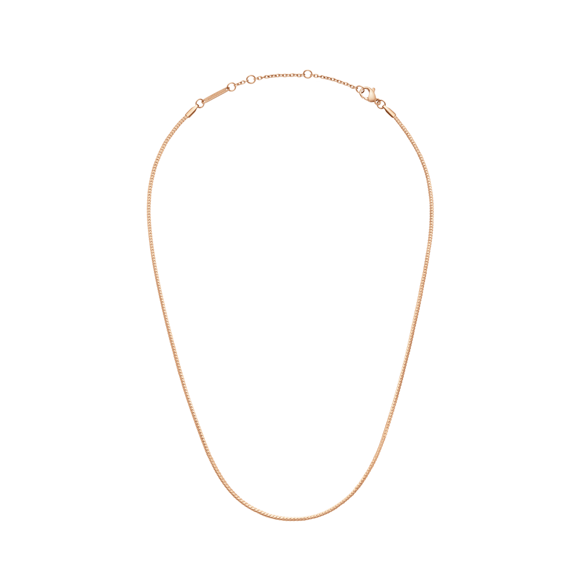 Daniel Wellington Flat Chain Necklace RGの全体を捉えた画像です。白い背景にローズゴールドのフラットチェーンが楕円形に広げられており、アジャスター付きの留め金やブランドプレートが確認できます。