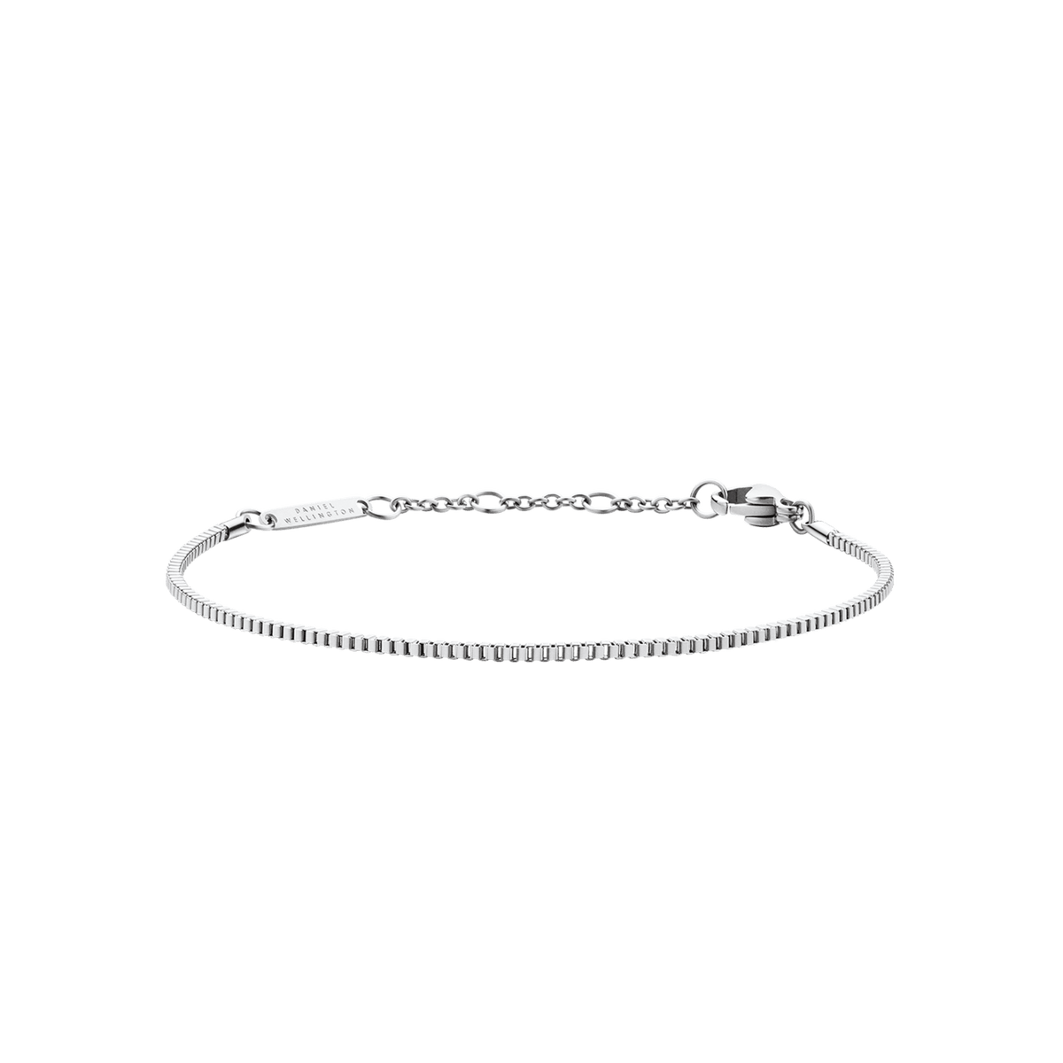 Daniel WellingtonのBox Chain Bracelet S シルバーカラーの全体像です。四角いコマが連なるボックスチェーンに、ブランドロゴが刻印されたプレートと、アジャスターチェーン付きのロブスタークラスプが付いています。