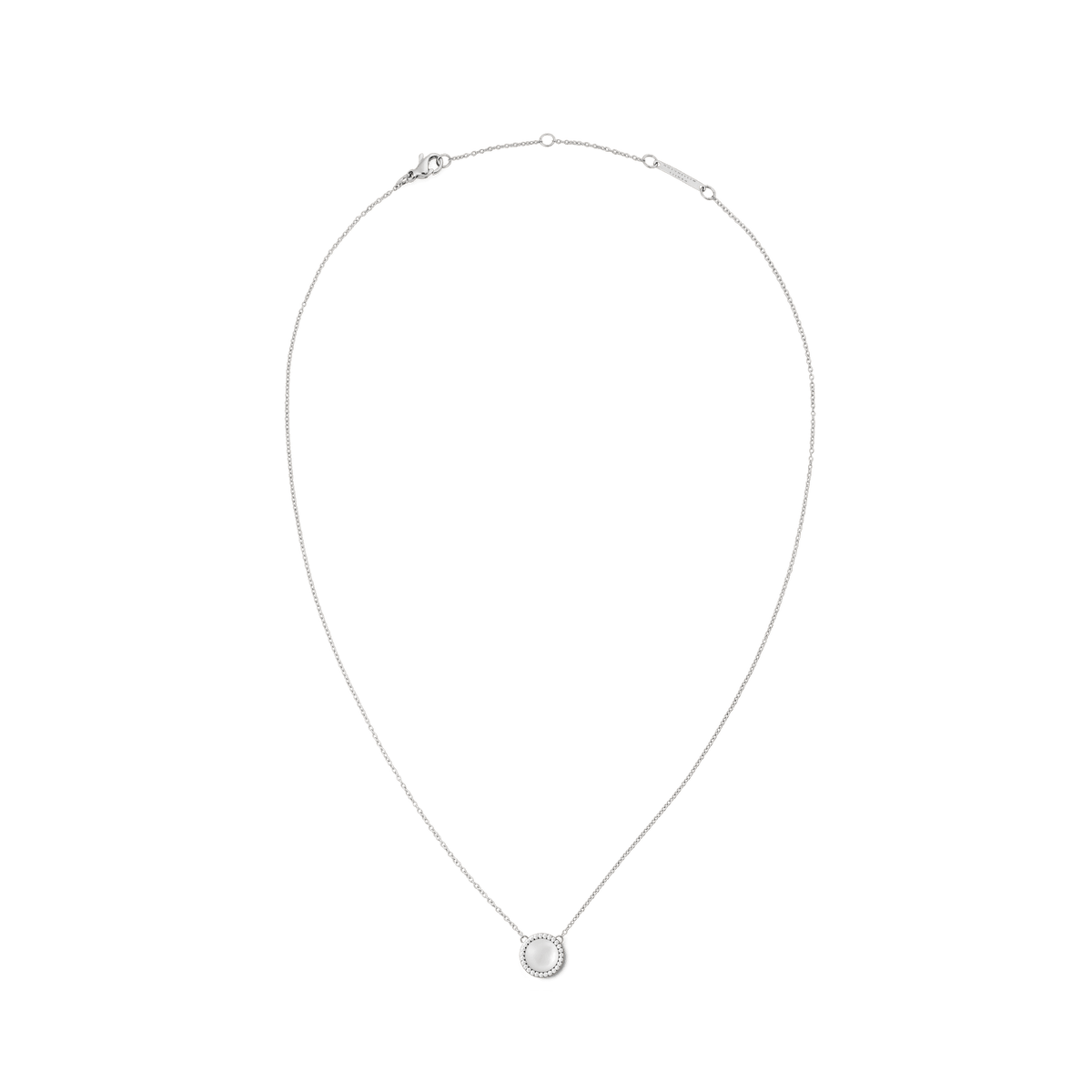 ダニエルウェリントン Audrey Necklace Mother of Pearl Silverの全体像です。マザーオブパールのドーム型ペンダントをキュービックジルコニアが囲み、細身のシルバーチェーンにはロブスタークラスプとアジャスターが付いています。