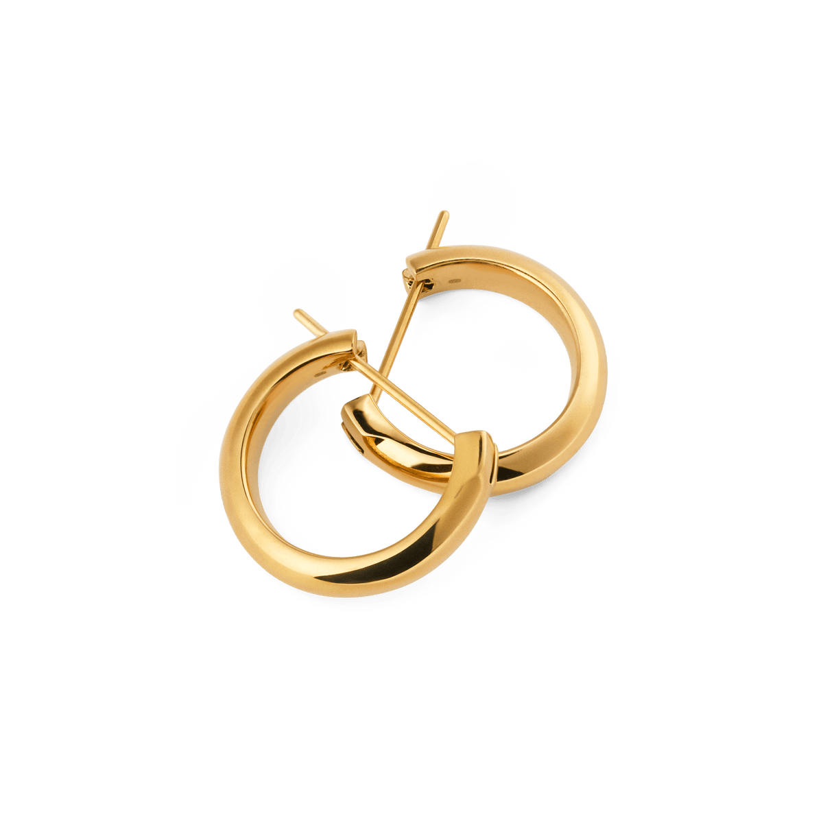 Arch Earrings Gold 12mmを重ねて置いた俯瞰写真です。ゴールドコーティングの滑らかな曲線とピンポストのディテールがご覧いただけます。